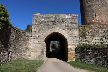 Porte de ville et remparts en pierre, dans le village médiéval de Brancion, ville de Martailly...