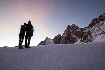 maestosa alba invernale abbracciati di fronte alle cime delle alpi cozie in valle maira