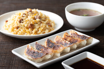 肉汁たっぷりの餃子と炒飯のセット