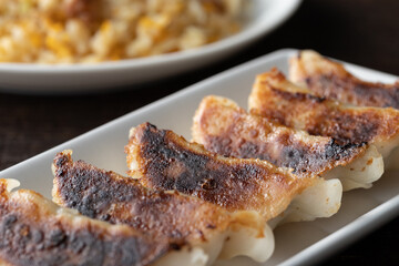 肉汁たっぷりの餃子と炒飯のセット
