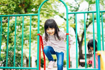 Obraz premium 滑り台で遊ぶ小さな女の子