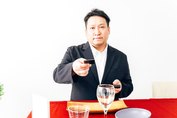 レストランでクレジットカード決済をする男性