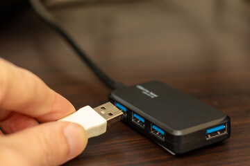 USBハブにケーブルを接続する