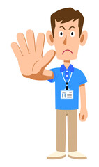 半袖のポロシャツ姿でネームタグを身に着けた男性スタッフの静止するポーズ
