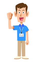 半袖のポロシャツ姿でネームタグを身に着けた男性スタッフのガッツポーズ
