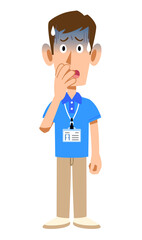 半袖のポロシャツ姿でネームタグを身に着けた男性スタッフの青ざめた表情
