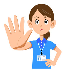 半袖のポロシャツ姿でネームタグを身に着けた女性スタッフの静止する仕草
