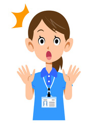 半袖のポロシャツ姿でネームタグを身に着けた女性スタッフの驚きの仕草
