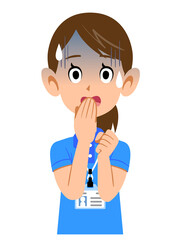 半袖のポロシャツ姿でネームタグを身に着けた女性スタッフの焦りの表情
