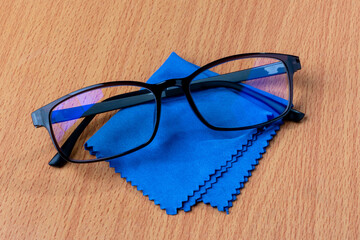 microfiber glasses cloth, cleaning glasses with microfiber cloth