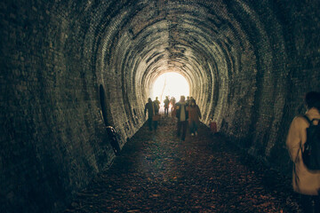 トンネル　光