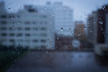 窓　水滴　雨