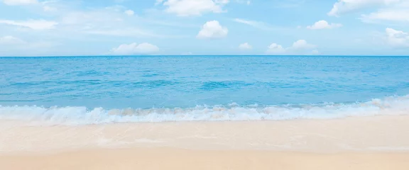 Foto op Plexiglas strand achtergrond in het zomerseizoen. Zomervakantie op een prachtig strand met wit zand. © LOVEis