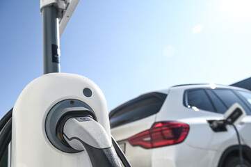 auto voiture electricité electrique energie environnement technologie carbone borne recharge chargement batterie autonomie - obrazy, fototapety, plakaty