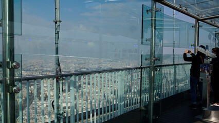 Blick vom Tour Montparnasse auf Paris durch die Umrandung der Besucherplattform.