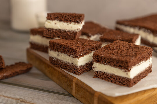 Milchschnitte mit Biskuit und Sahne Creme