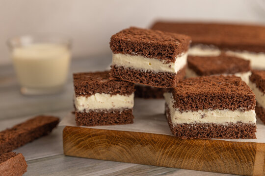 Milchschnitte mit Biskuit und Sahne Creme