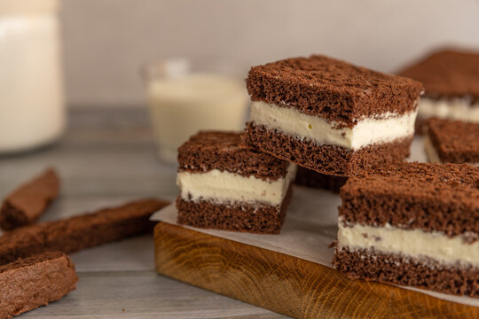 Milchschnitte mit Biskuit und Sahne Creme