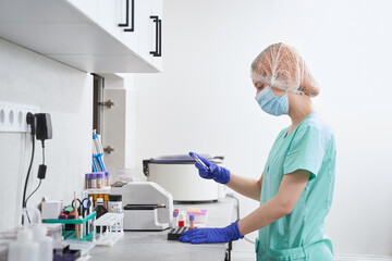 Lady working with medical equipment in the laboratory