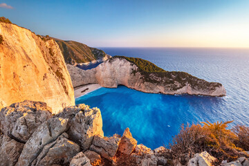 Fototapeta premium Navagio shipwreck beach în Zakynthos Greece at sunset