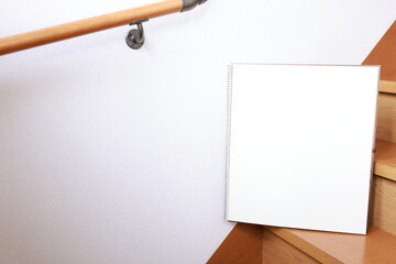 階段に立て掛けられたスケッチブック