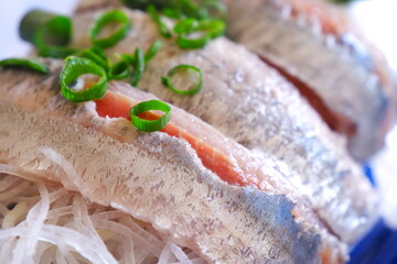 獲れたてで新鮮そのもののイワシの刺身