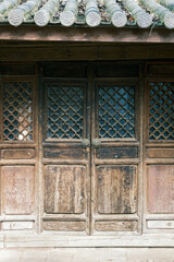 the chinese wooden door