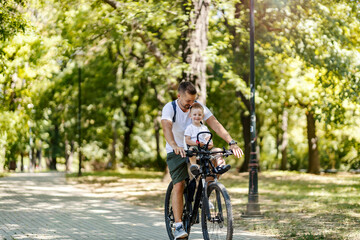 Naklejka premium An eco family riding a bicycle in nature on earth's day.
