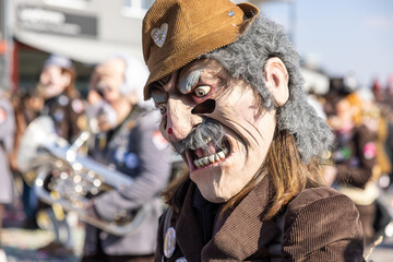 Fasching mit Maske verkleidet