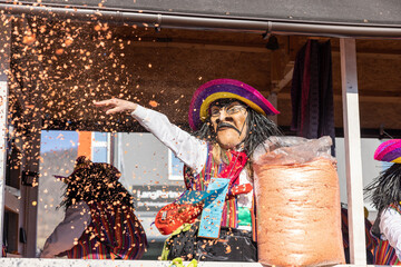 Fasnachtsumzug mit Konfetti