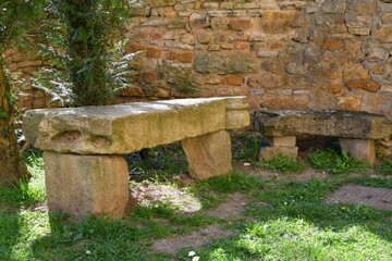 Vieux banc de pierre très ancien à l'entrée de l église de notre dame de Mailhat dans le puy de dôme