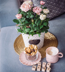 Kwiaty , czekoladki i kawa -pezent na dzień matki - obrazy, fototapety, plakaty