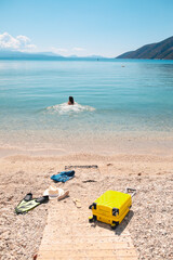 Obraz premium woman came to the sea with valise summer vacation 