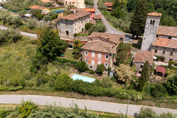 Fototapeta na wymiar House or cottage in the middle of summer with a beautiful garden and swimming pool in Tuscany. The place is romantic and makes you dream.