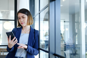 Obraz premium Young woman using a mobile phone