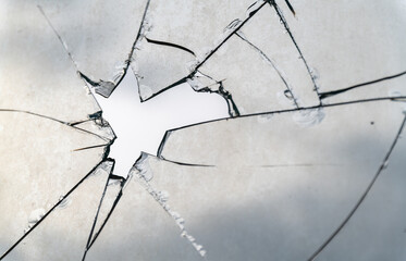 Vandalismus, zerstörte Glasscheibe
