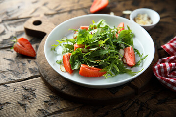 Arugula salad with strawberry and almond