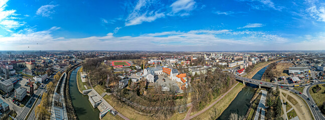 Miasto Racibórz na Śląsku w Polsce nad rzeką Odrą, panorama zimą z lotu ptaka © Franciszek