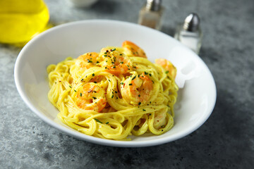 Pasta with shrimps and saffron sauce