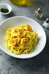 Pasta with shrimps and saffron sauce