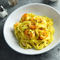 Pasta with shrimps and saffron sauce