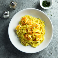 Pasta with shrimps and saffron sauce