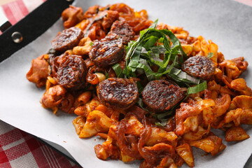 This is a Korean-style pig intestines dish, called sundae.