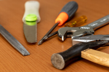 木製の作業台の上のさまざまな工具