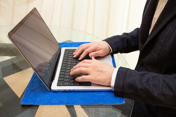 ノートパソコンを操作する人