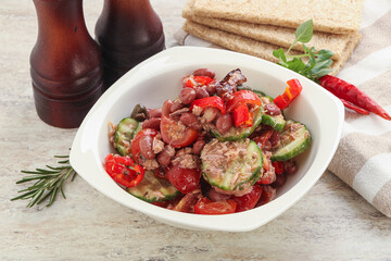 Tuna salad with bean and tomato