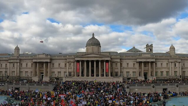 Huge crowd trafalgar square support ukraine, russian invasion, nationl gallery
