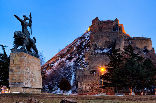 Gori Castle and Lomtchabuki statue