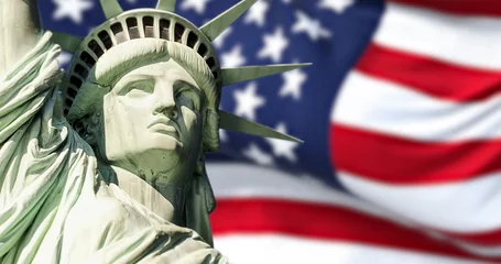 Rolgordijnen Vrijheidsbeeld the statue of liberty with blurred american flag waving in the background