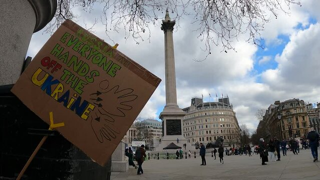 trafalgare square column, London march support ukraine sign, russian invasion 